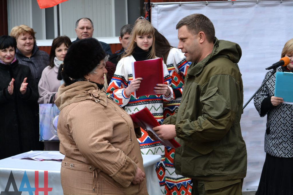 Дом правительства лнр. Луганская область обстрелы. Жилье жителям лнр. Дом правительства лнр. Разрушенный дом жителя донбасса.