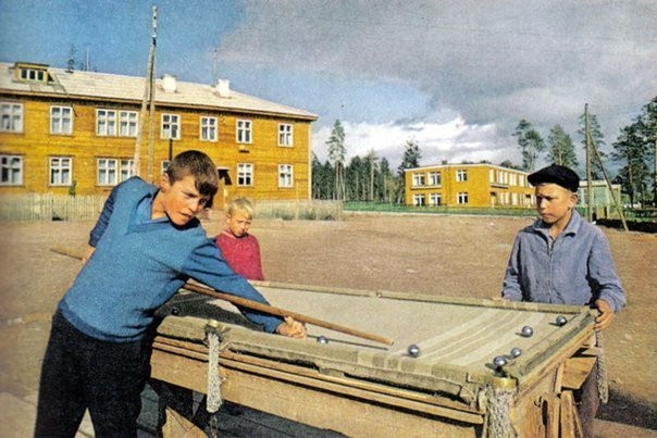 Мальчишки в Братске играют в бильярд, сделанный своими руками, и покрытый старым одеялом. 1967 год СССР, быт, воспоминания, ностальгия, фото