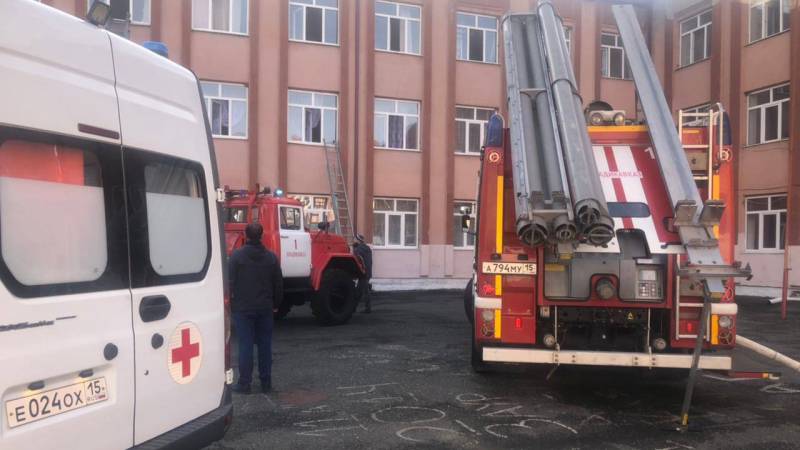 Более 500 детей эвакуированы из загоревшейся школы: репортаж «Народных Новостей» из Владикавказа