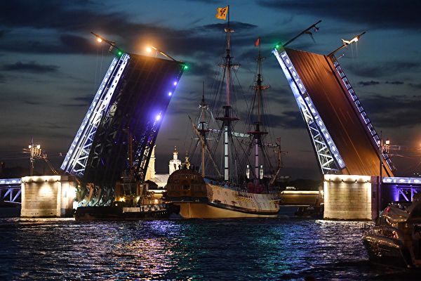 Фрегат Полтава проходит Дворцовый мост для участия в репетициях главного военно-морского парада на день ВМФ