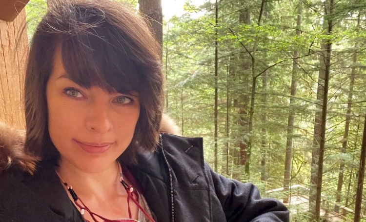 Семейный отдых: Милла Йовович с детьми и мужем в природном парке Ванкувера