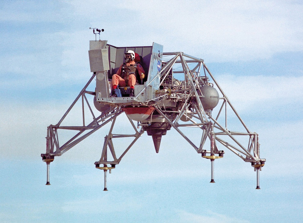 Еще один спускаемый модуль вертикального взлета и посадки, построенный в 1964 году, был частью проекта «Аполлон», с целью которого была первая пилотируемая высадка на Луну