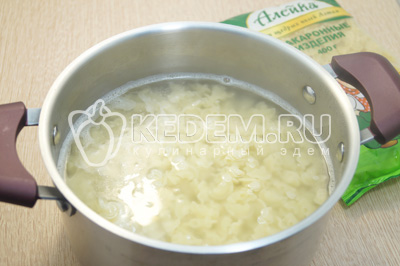 Опустить макароны ТМ «Алейка» в кастрюлю и варить 2-3 минуты до готовности.