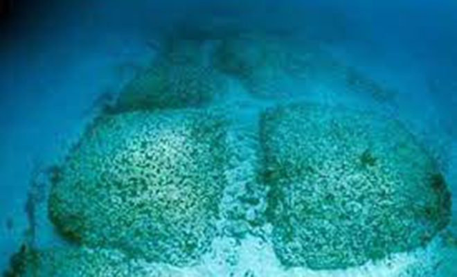 Кто построил подводную дорогу в Бимини. Структуре много тысяч лет и она состоит из ровных камней 
