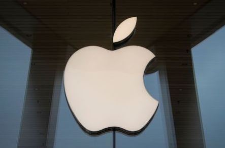 The Apple logo is seen at an Apple Store, as Apple's new 5G iPhone 12 went on sale in Brooklyn, New York, U.S. October 23, 2020. REUTERS/Brendan McDermid