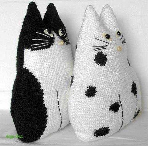 Подушки в виде котиков вязание,декор