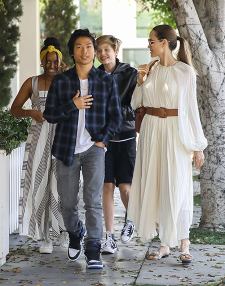 Такие разные: Анджелина Джоли с детьми на прогулке в Беверли-Хиллз Анжелина Джоли,знаменитости,шоу-бизнес