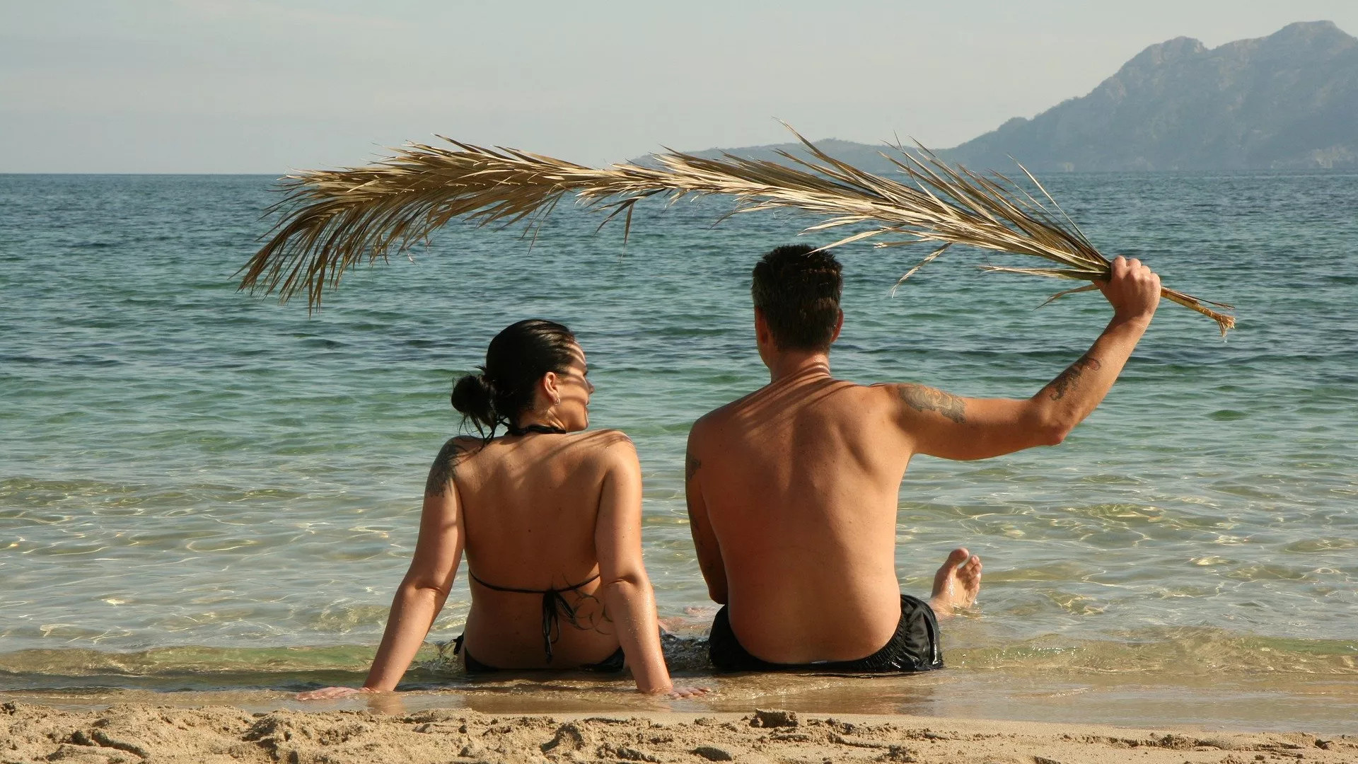 Пара на пляже - ИноСМИ, 1920, 11.08.2024