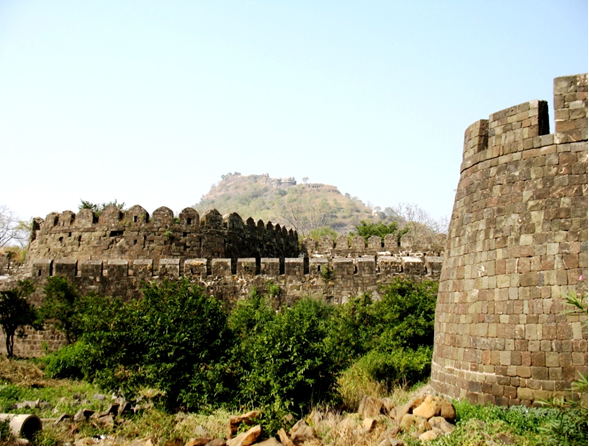 Крепостные стены Даулатабада. Источник http://tourpedia.ru/devagiri/