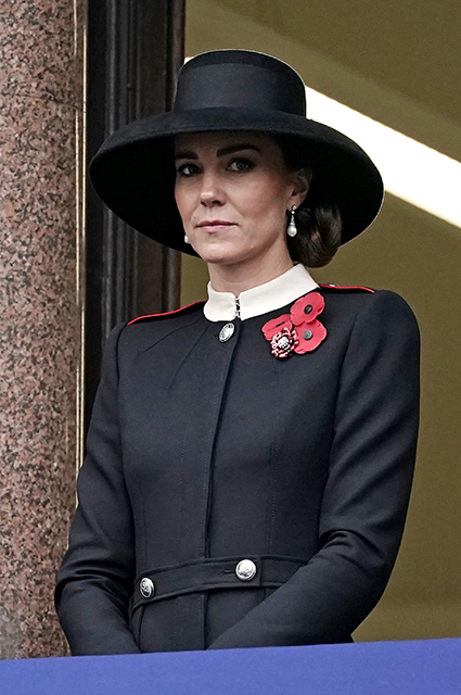 Кейт Миддлтон, принц Уильям и другие члены королевской семьи посетили церемонию в честь Дня памяти павших Монархии