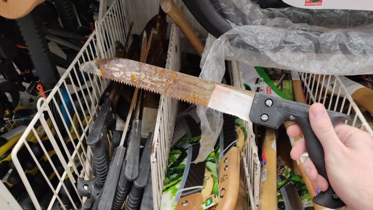 Купил ржавую ножовку за бесценок и попытался восстановить её с помощью лимонов. Показываю, что получилось.