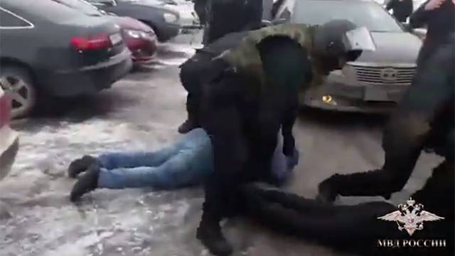 Видео: в Подмосковье правоохранители задержали банду мошенников, инсценировавших ДТП