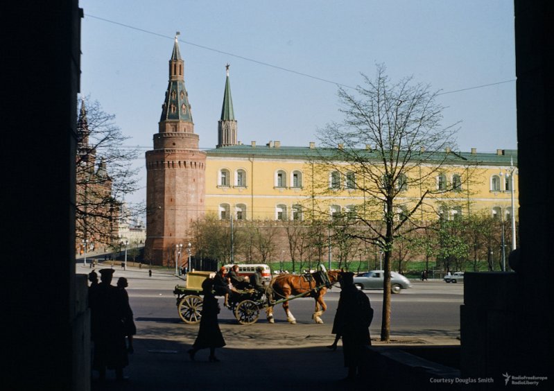 Вид с Моховой на Кремль. В те годы был в городе и конный транспорт СССР, ретро фото