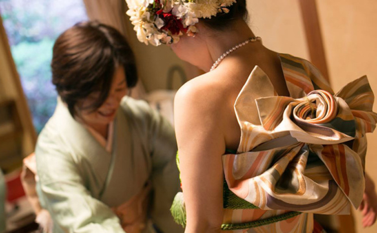 Как японские невесты превращают кимоно в свадебные платья в европейском стиле