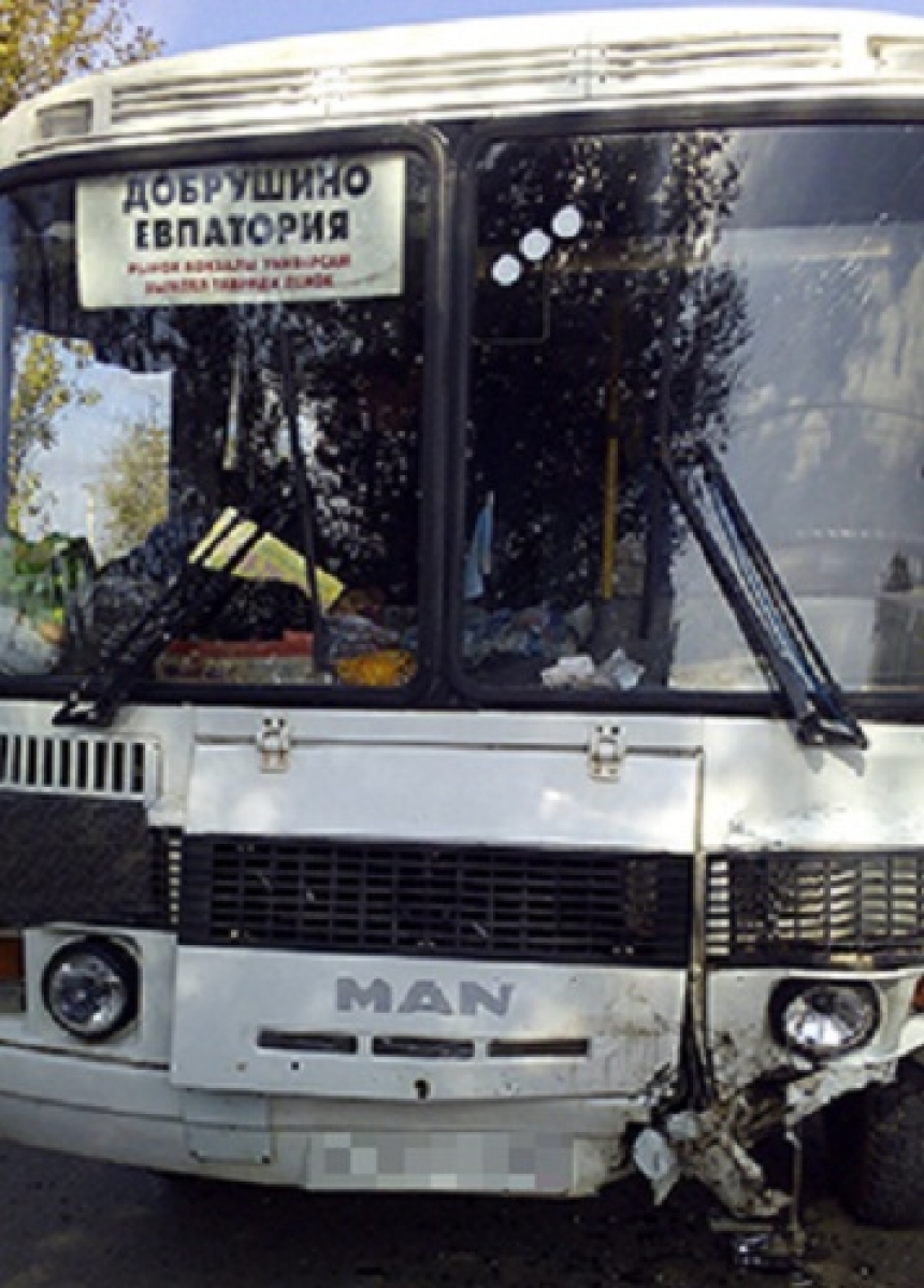 Фото с места лобового ДТП пассажирского автобуса и ВАЗ в Крыму