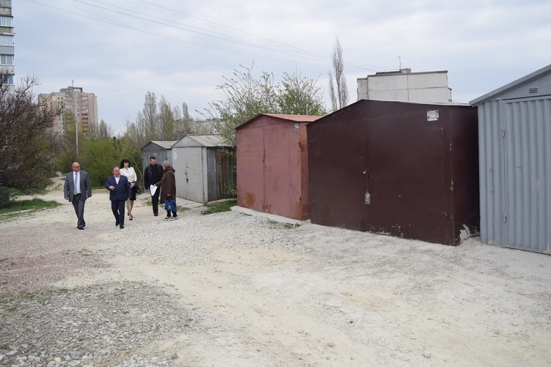 Гаражи на придомовой территории многоквартирного дома. Гаражи на придомовой территории многоквартирного дома. Феодосия снос гаражей. Железный гараж. Металлические гаражи во дворах.