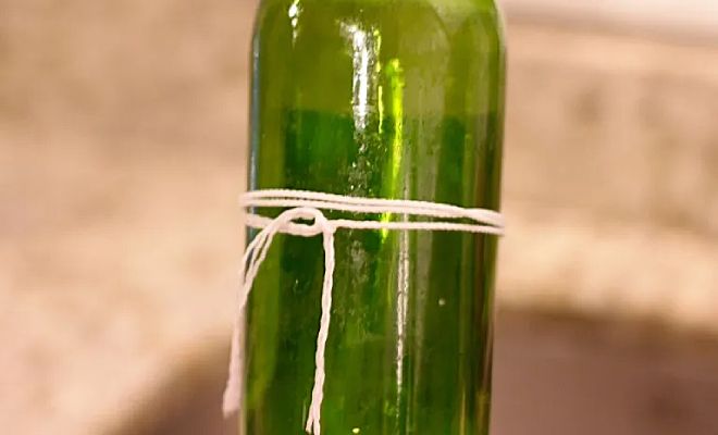 Мастер показал, как разрезать стеклянную бутылку ровно без стеклореза. Требуется только нитка Мастер показал, как разрезать стеклянную бутылку ровно без стеклореза. Требуется только нитка Культура