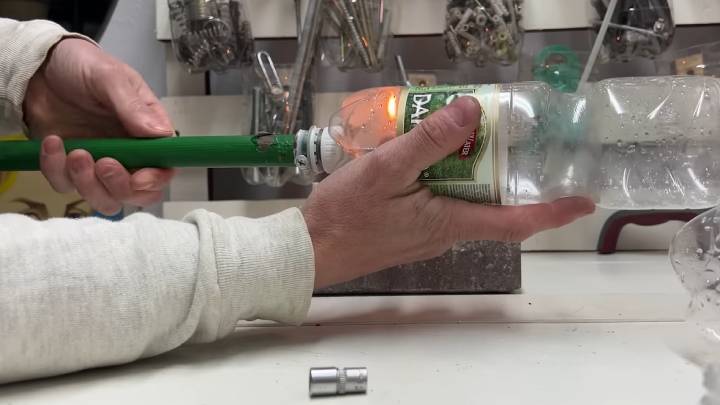Дачный гений придумал сверхудобную сеялку из бутылки для дома и дачи,мастер-класс