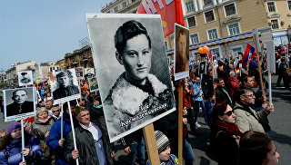 Участники акции Бессмертный полк во время шествия по улицам Владивостока. Архивное фото