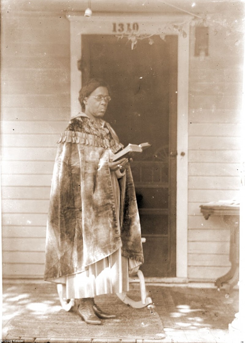 Маргарет на крыльце своего дома  афроамериканец, история, прошлое, сегрегация, фотография