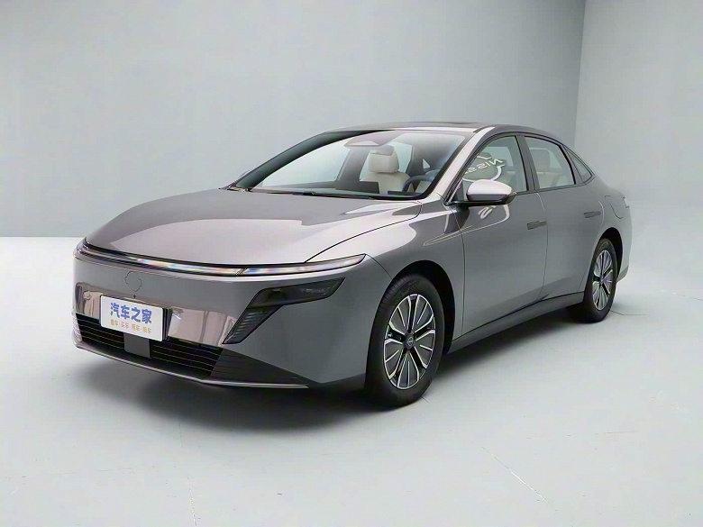 Просторный гибрид Nissan с расходом 2,9 л/100 км — всего 92 тыс. юаней (1 млн рублей). Представлен Nissan N6