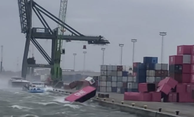 12-бальный шторм в порту сняли на видео. Ветер подхватил стальной контейнер как пушинку