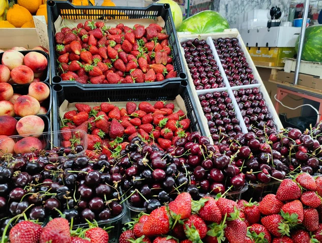 В Красноярске начали продавать арбузы, черешню и клубнику — сочные фото