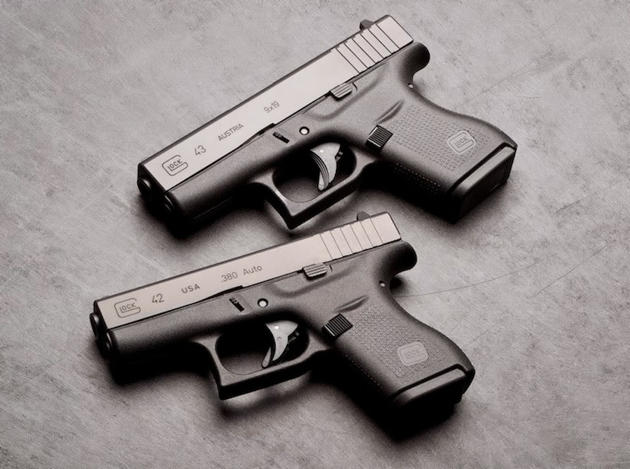 ​Glock 42 и Glock 43 — две субкомпактные «тонкие» модели под патрон .380 ACP и 9×19 мм Парабеллум соответственно. Это первые модели «Глока» под однорядный магазин емкостью в шесть патронов - «Глок» – простой, как лопата | Военно-исторический портал Warspot.ru