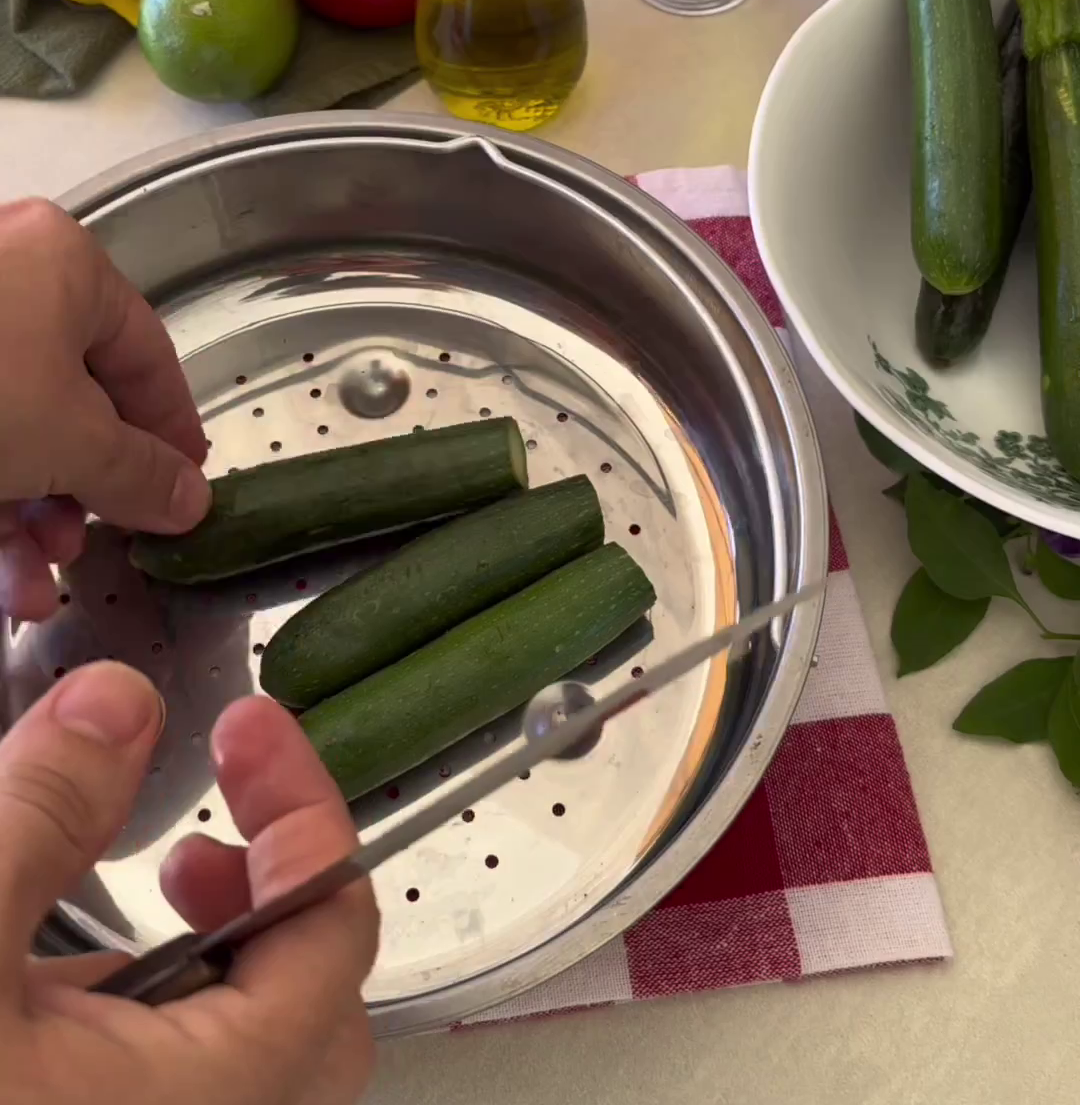 Кабачки, как маринованные огурцы, только вкуснее — простой отличный рецепт, о котором не все знают кабачки, маринованные, цукини, минут, обычные, нужно, всего, можно, стебля, кипящую, заправки, водой✅Приготовим, холодной, ополосните, обязательноПриготовление✅Цукини, Затем, варить, чистим, готовности, только