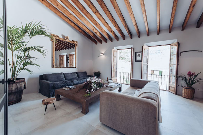 Прекрасный таунхаус на Майорке, который не утратил своего исторического обаяния Прекрасный таунхаус на Майорке, который не утратил своего исторического обаяния бассейн,интерьер и дизайн,Испания,каменный дом,Майорка,средиземноморский стиль,таунхаус