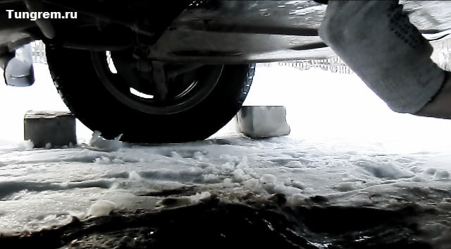 Закручиваем сливную пробку 