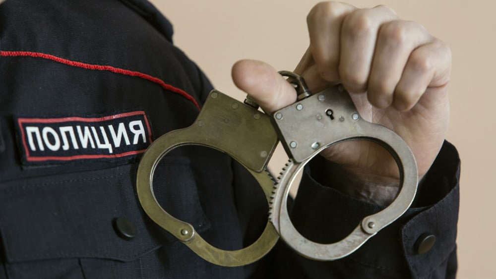Мужчину задержали за прыжки на капоте полицейской машины в Петербурге Происшествия