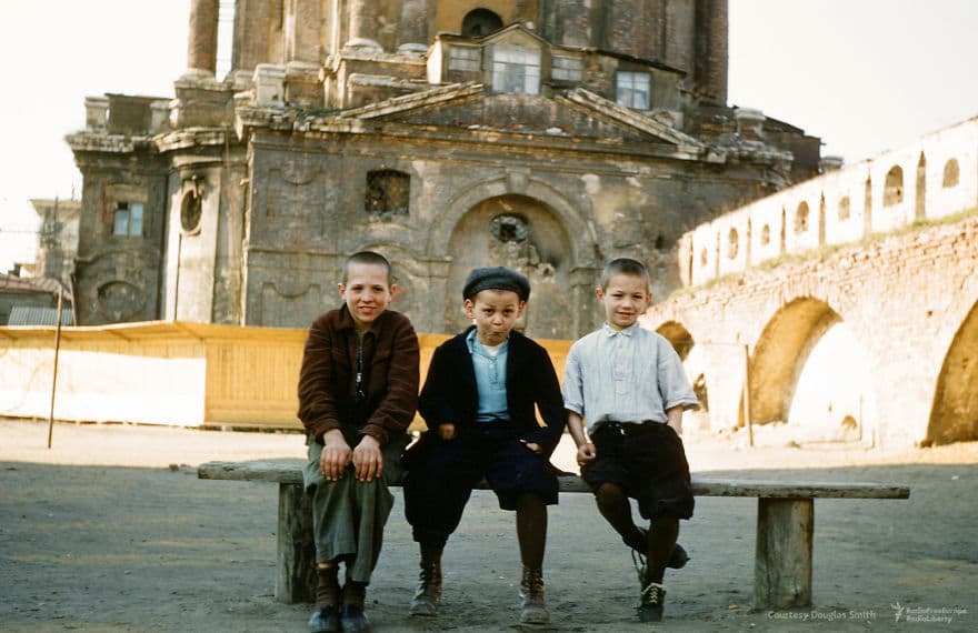 Дети Goofing для камеры Мартина в Новоспасском монастыре