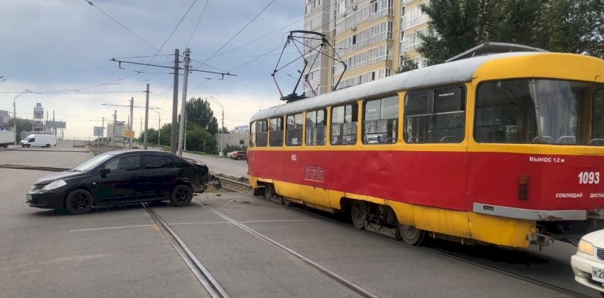 Легковой автомобиль и трамвай столкнулись перед мостом у Нового рынка в Барнауле