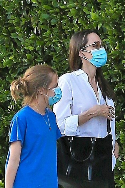Анджелина Джоли с дочерью Вивьен и новой собакой сходили в гости Звездные дети