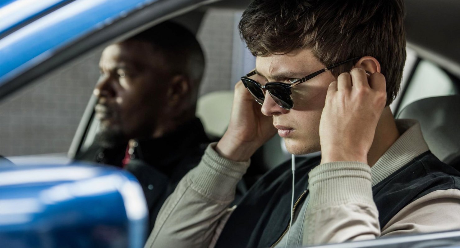 Можно ли слушать музыку в наушниках во время управления автомобилем?