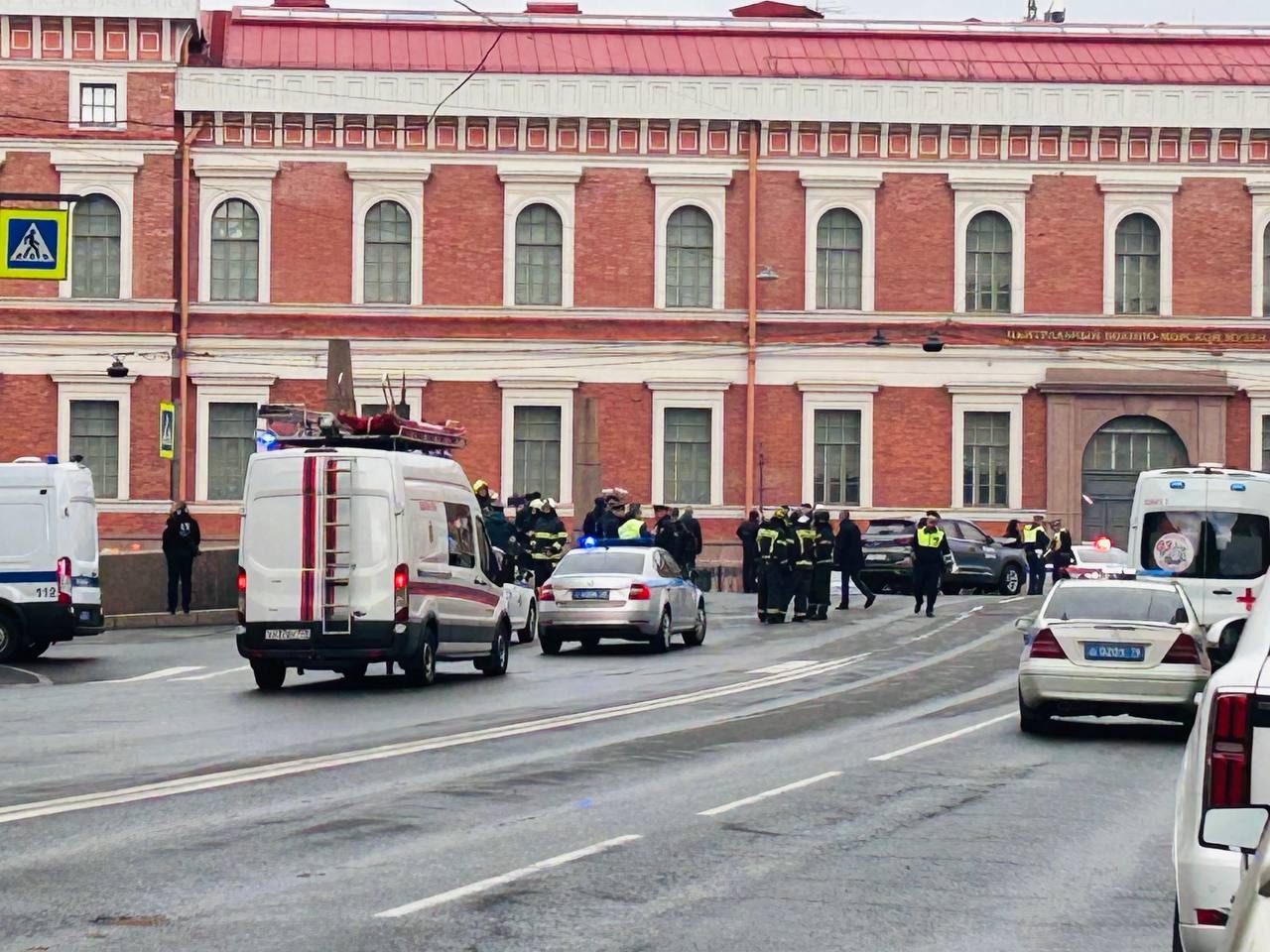 Петербуржцы не могут забрать свои машины с места падения лазурного автобуса в Мойку
