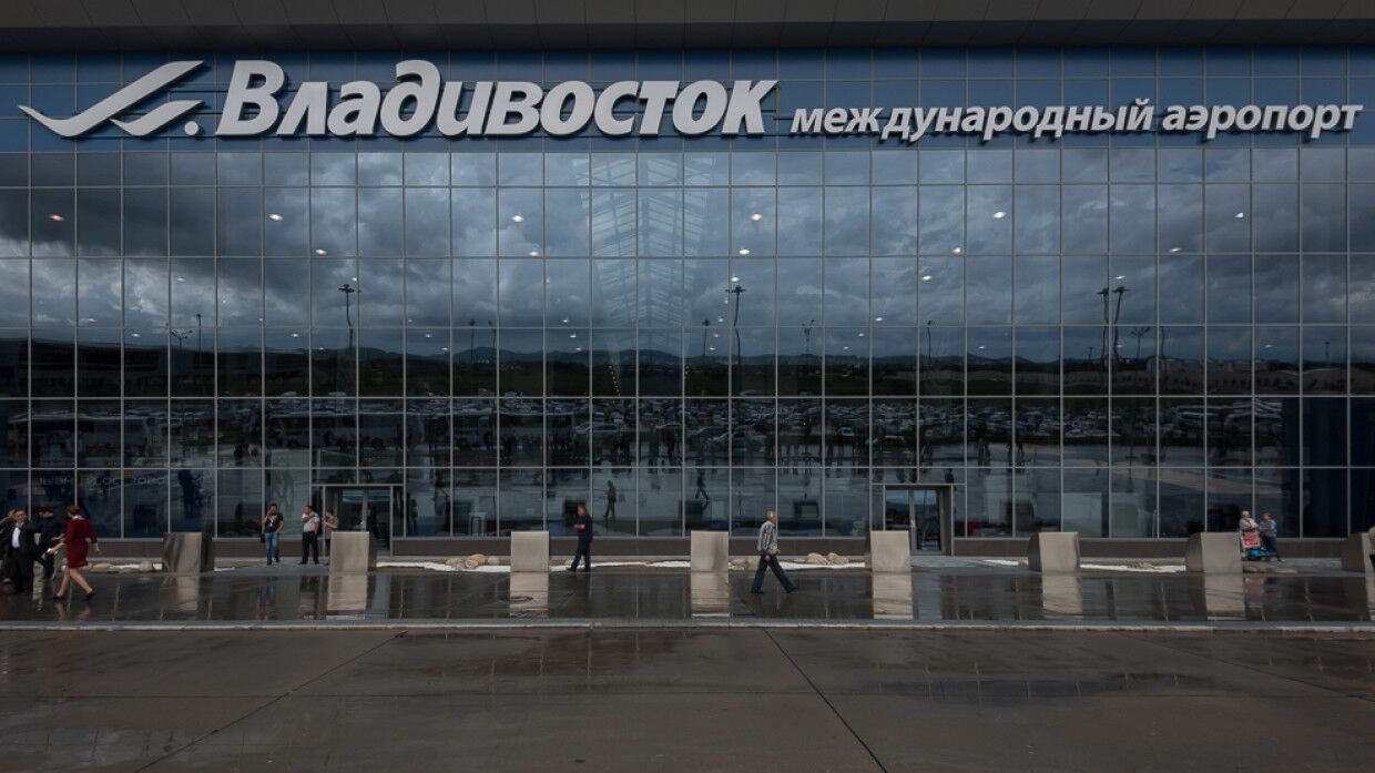 Выехавшие из КНДР на дрезине российские дипломаты покинули Владивосток