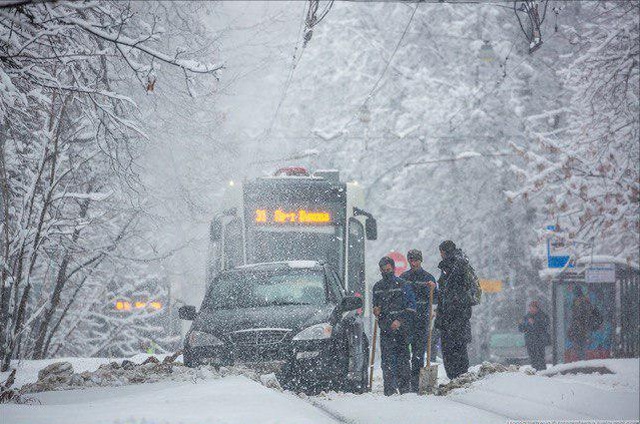 Московский водитель хотел объехать пробку, но не смог Московский водитель хотел объехать пробку, но не смог