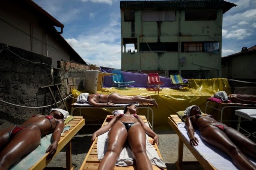 Бразильское ноу-хау: бикини из изоленты для загара