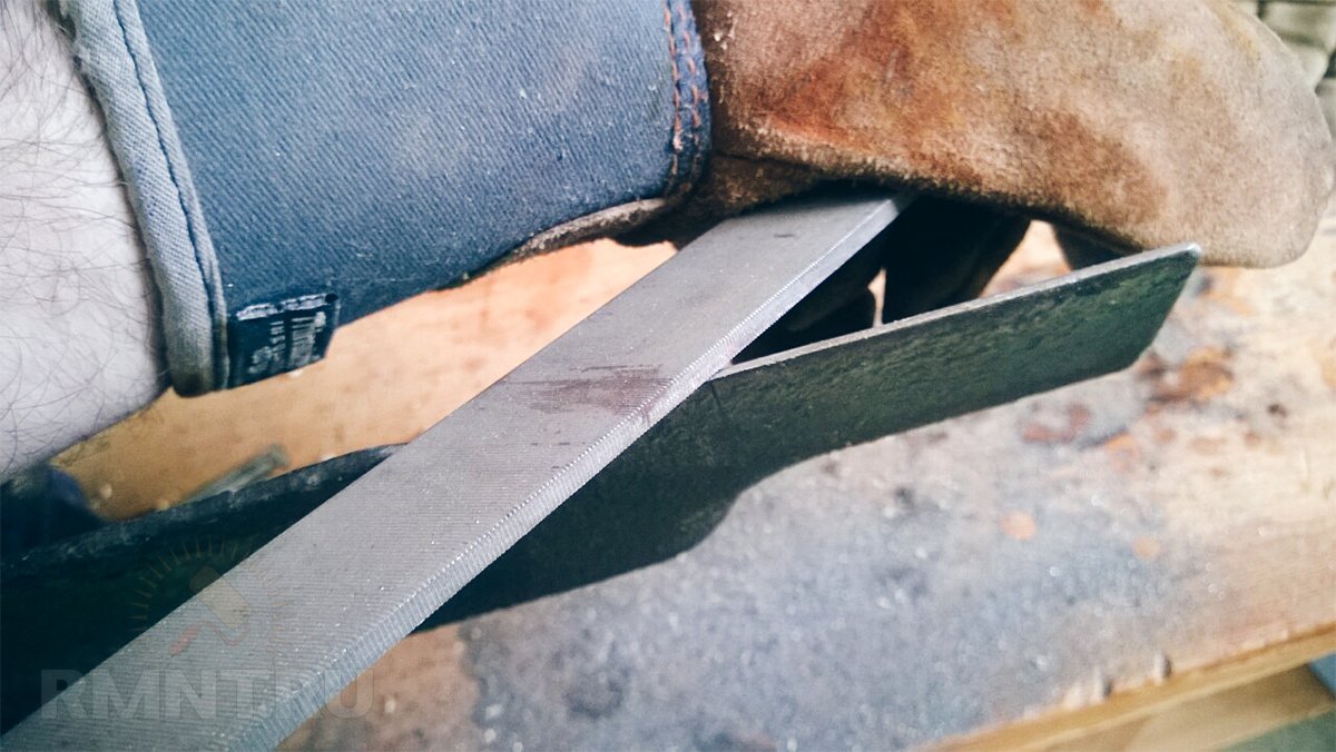 Заточка ножа газонокосилки напильником