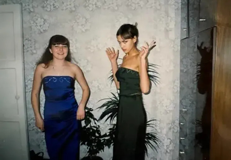 Мода нулевых и советский интерьер: Ирина Шейк поделилась своими подростковыми фото из России ШейкИрина, Ирина, сестройИрина, Челябинской, сестрой, начала, городе, Еманжелинске, Vogue, БразилияИрина, D&039AlbaИрина, ШейкШейк, живёт, НьюЙорке, вместе, восьмилетней, дочерью, которую, родила, BazaarИрина