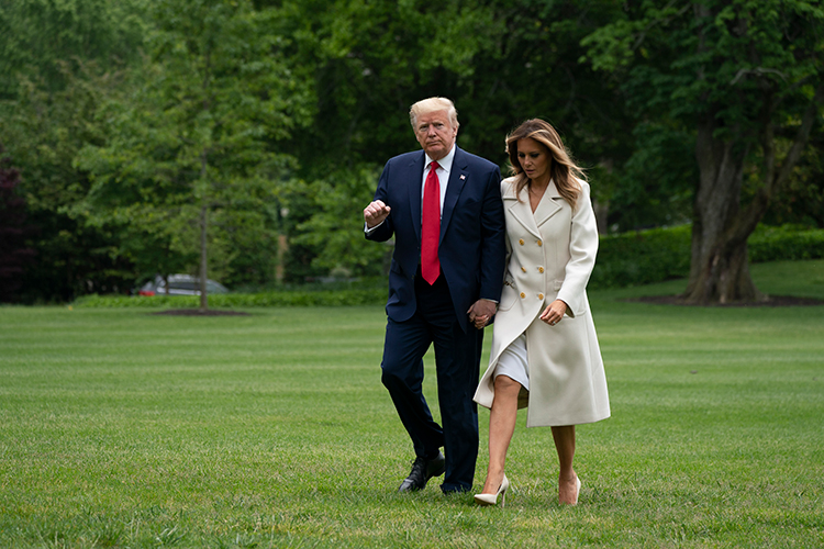 Без маски, но в "медицинском халате": новый выход Мелании Трамп Без маски, но в "медицинском халате": новый выход Мелании Трамп Мода,Стиль звезд