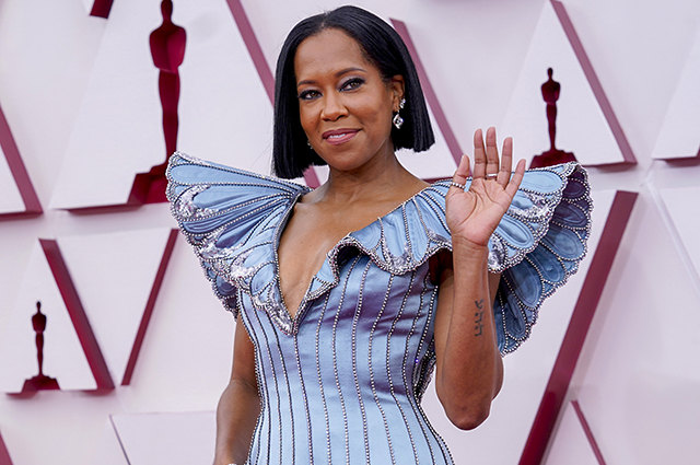 Оскар-2021: Реджина Кинг на красной дорожке
