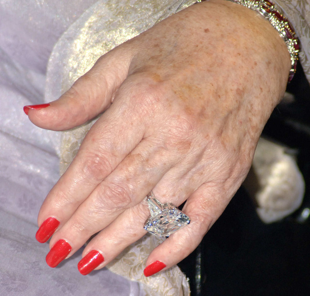 кольцо с бриллиантом, обручальное кольцо