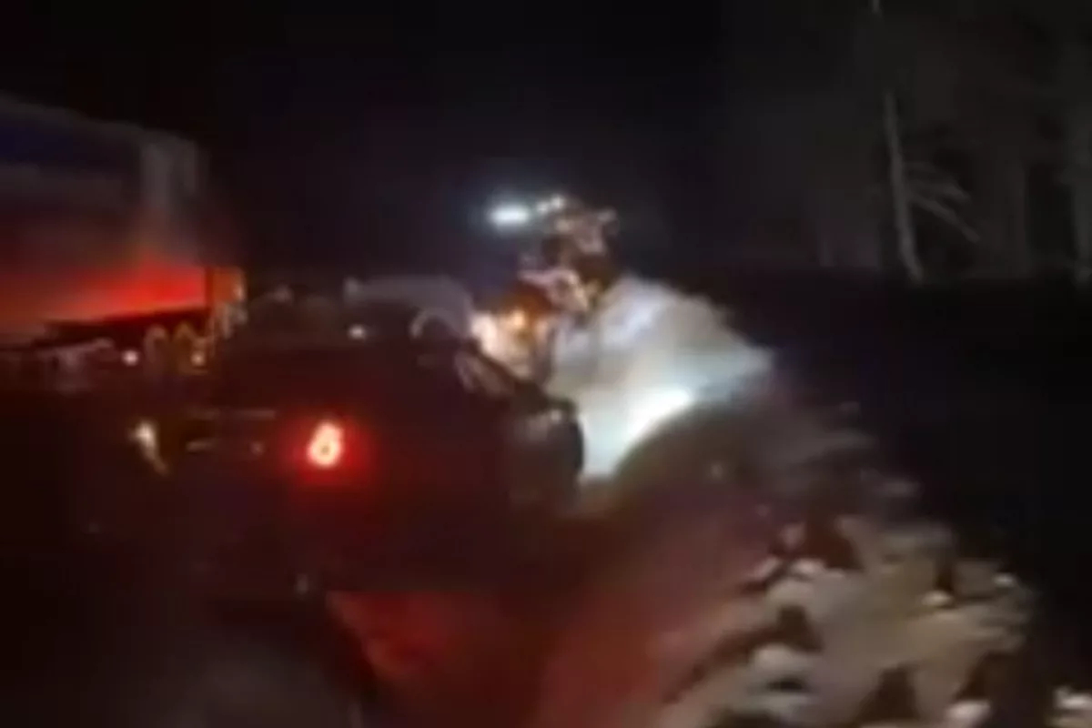 Видео с десятками проколовшими колеса на федеральной трассе машин появилось в соцсетях