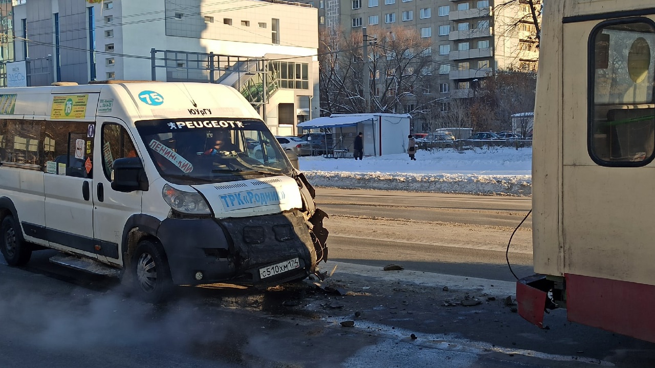 75 маршрутка челябинск. 203 Маршрутка Челябинск. Авария в Челябинске вчера. Электронный автобус троллейбус. 114 Маршрутка Челябинск Петровка Мирный.