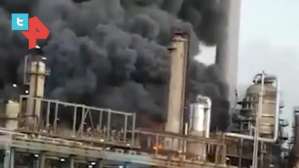 Видео: мощный пожар начался на нефтяном заводе в Венесуэле
