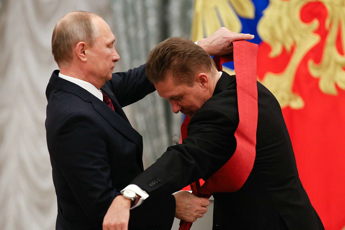 Путин и Миллер в Кремле. Идет процедура награждения. Фото Яндекс.Картинки. 