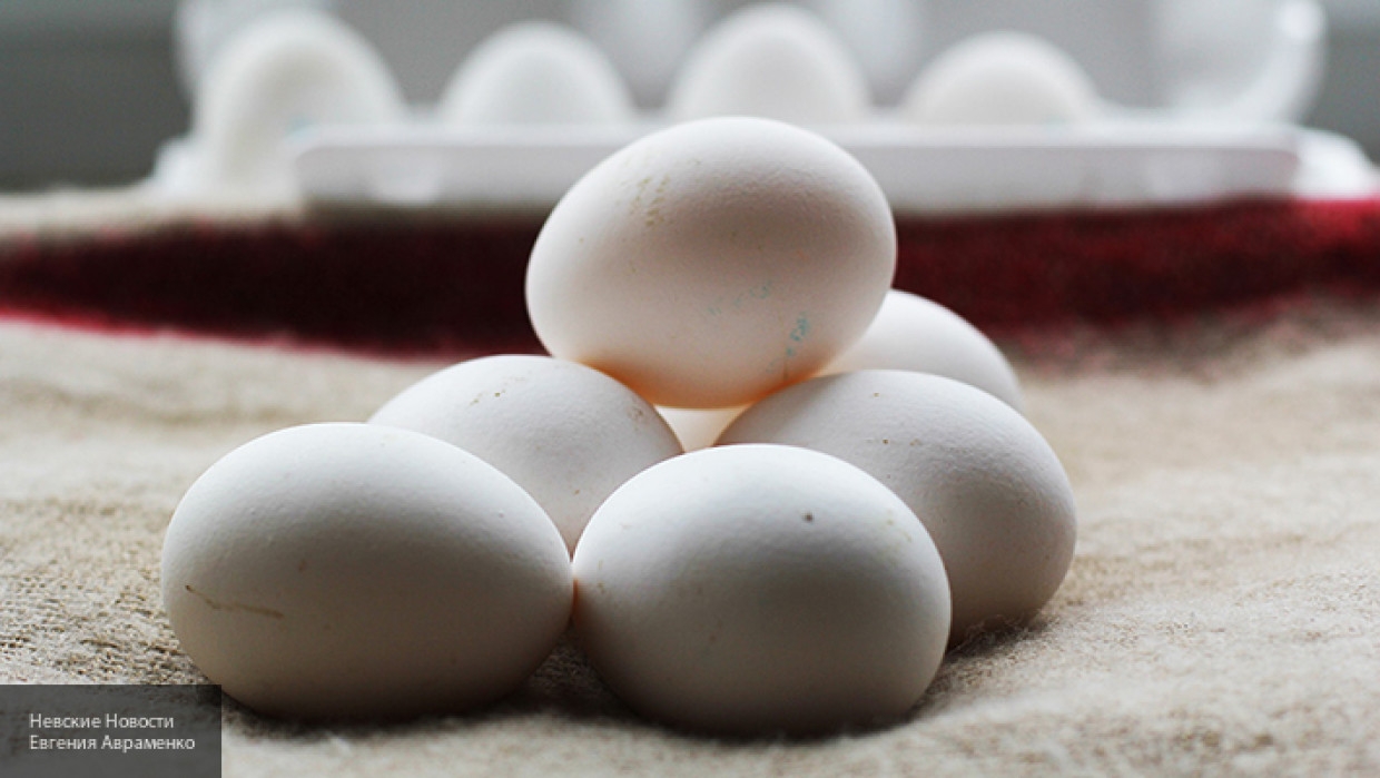 Яйца кучей. Известковые яйца. Что бывает белым. Много яиц.